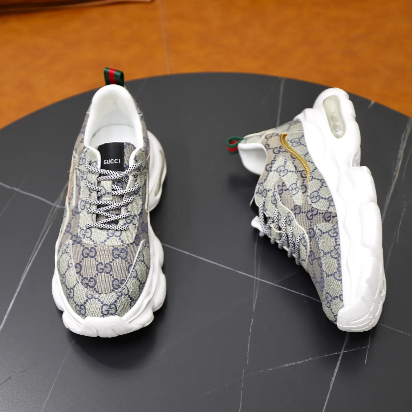 Ex-factory price: 462💰🙅‍♂️🙅‍♂️🙅‍♂️ Brand: Gucci GUCCi Standard code: 38-44 (45 customized) Grade: Same as the official website Material: Original cowhide material spliced with brand cloth Comfortable and breathable lining Lightweight and wear-resistant sports outsole Style category: Men's fashion casual shoes Running sports shoes Distinguished luxury brand elements Top luxury color: actual picture color